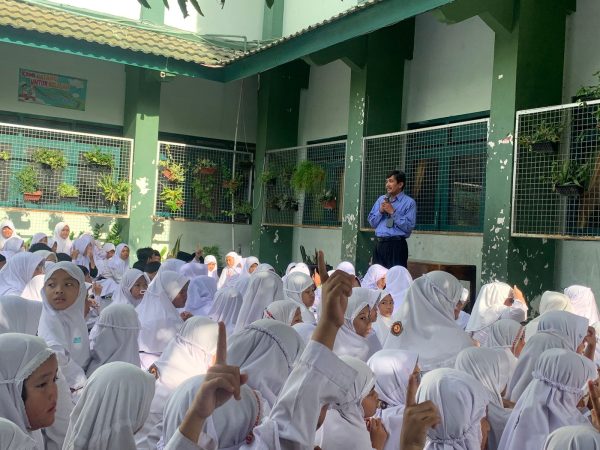 SUASANA HARU DALAM PERPISAHAN KEPALA MADRASAH DENGAN SISWA-SISWI MIN 1 SLEMAN