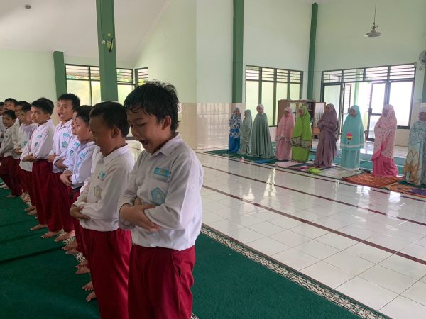 LATIH KEDISIPLINAN SISWA MELALUI PRAKTIK SALAT BERJAMAAH