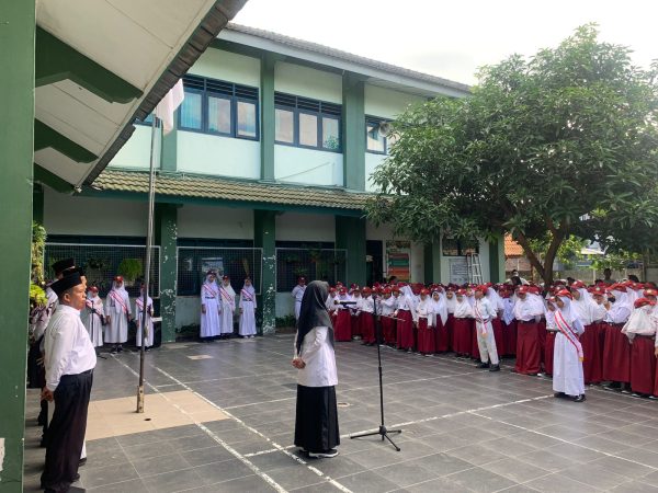 PUPUK SEMANGAT SISWA-SISWI MIN 1 SLEMAN MELALUI UPACARA BENDERA