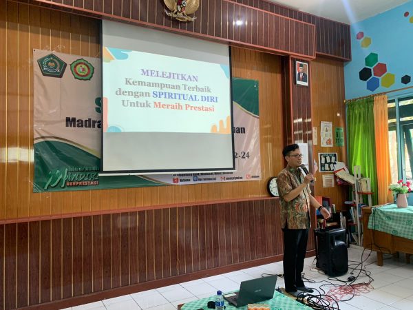 MIN 1 SLEMAN ADAKAN MOTIVASI SUKSES BAGI SISWA KELAS VI