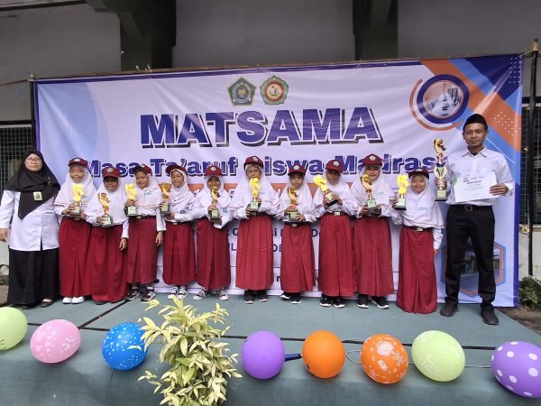 MIN 1 Sleman Serahkan Penghargaan Prestasi Siswa dalam Bidang Bahasa Inggris dan Sepak Bola