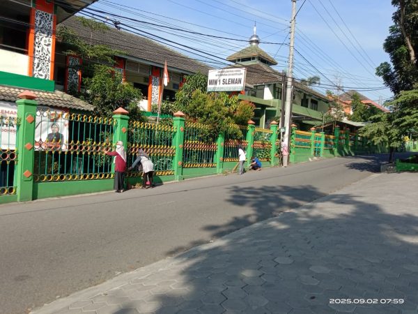MIN 1 Sleman Terapkan Program Bersenyawa Lewat Aksi Bersih Lingkungan