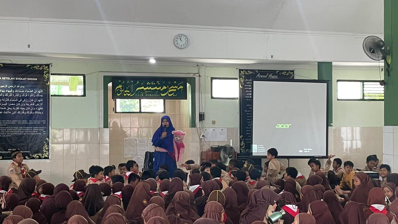 Dongeng Inspiratif Bunda Dhian dan Pinky Meriahkan Maulid Nabi di MIN 1 Sleman