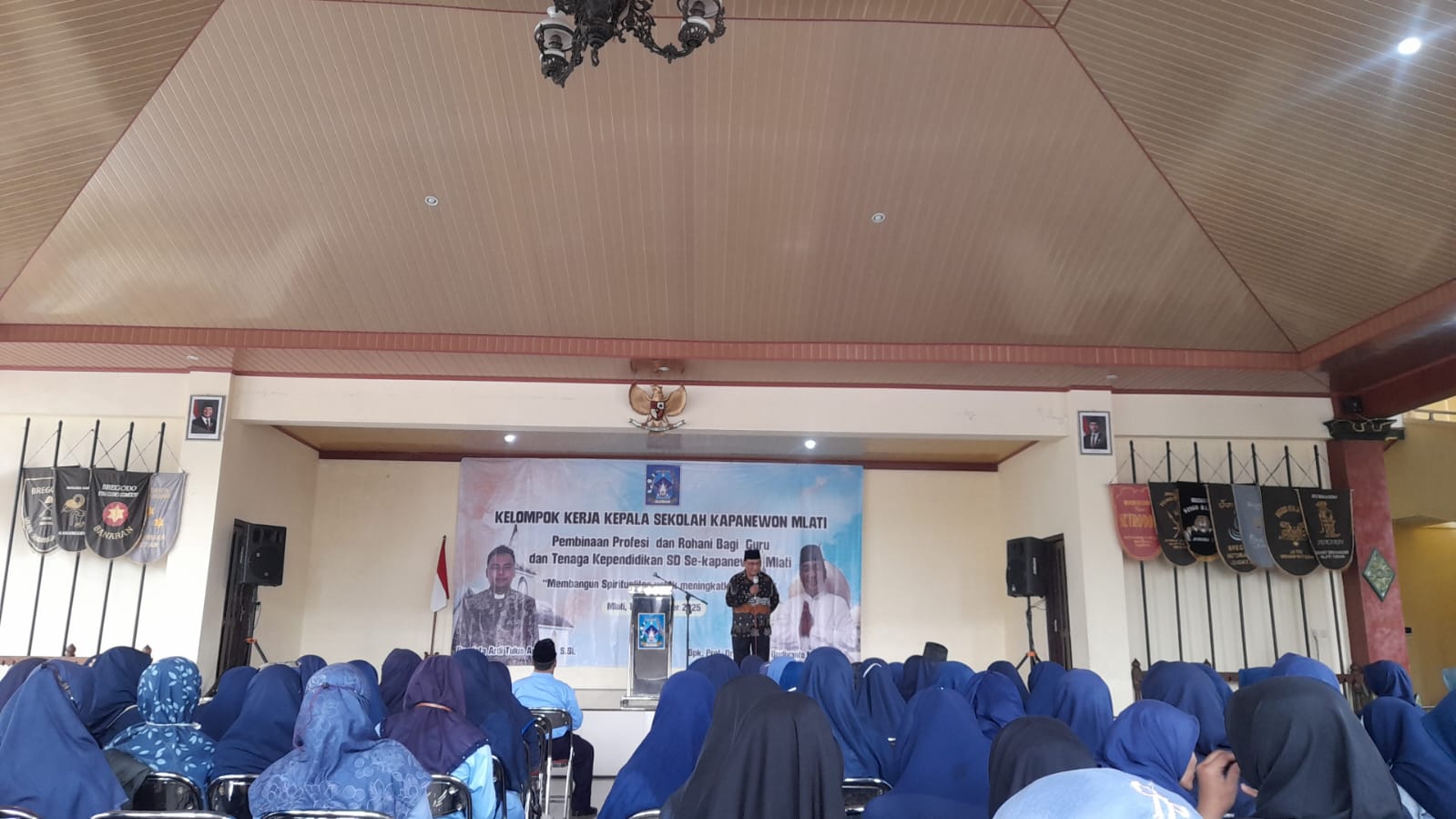 Penguatan Karakter dan Profesionalisme Guru SD se-Kapanewon Mlati melalui Pembinaan Profesi dan Rohani Penguatan Karakter dan Profesionalisme Guru SD se-Kapanewon Mlati melalui Pembinaan Profesi dan Rohani