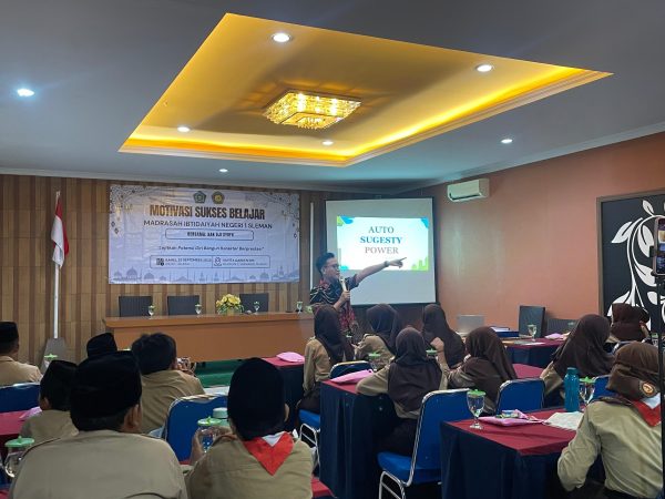 Bangun Karakter, Gapai Prestasi! Siswa MIN 1 Sleman Dapat Suntikan Semangat dari Kak Aji Syafa