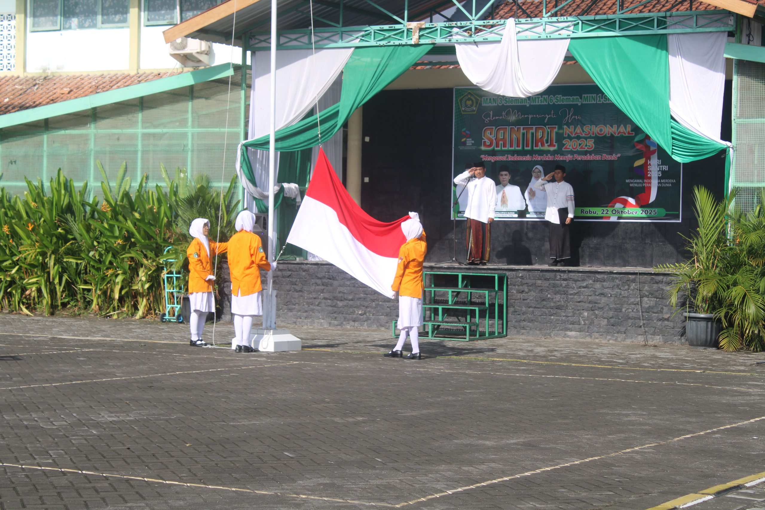 Sinergi Tiga Madrasah Sleman Warnai Peringatan Hari Santri Nasional 2025 Sinergi Tiga Madrasah Sleman Warnai Peringatan Hari Santri Nasional 2025
