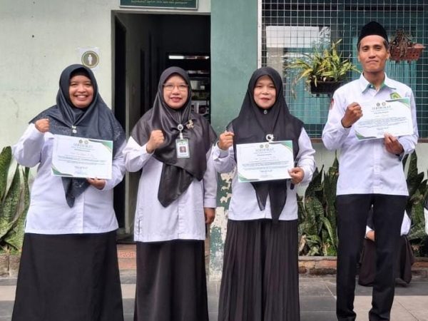 Guru dan Tenaga Kependidikan MIN 1 Sleman Raih Penghargaan Terbaik
