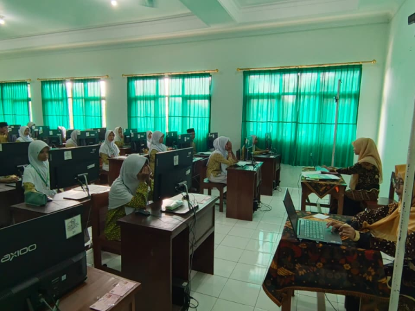 MIN 1 Sleman Mengikuti TKA Mata Pelajaran Matematika di Laboratorium Komputer