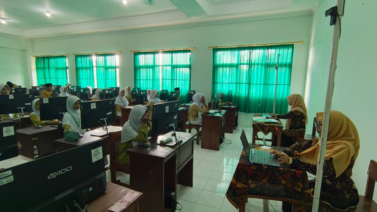 MIN 1 Sleman Mengikuti TKA Mata Pelajaran Matematika di Laboratorium Komputer