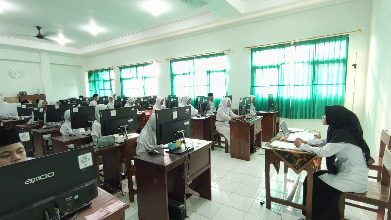 “Dari Doa Menuju Prestasi: Siswa MIN 1 Sleman Jalani TKAD dengan Penuh Semangat”