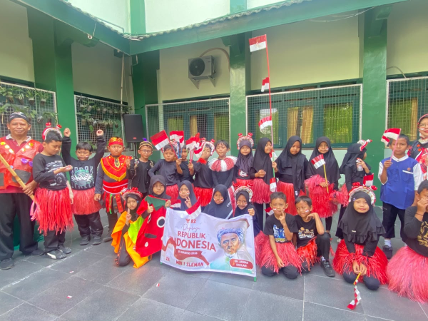Pawai Kemerdekaan MIN 1 Sleman Meriahkan HUT ke-81 RI